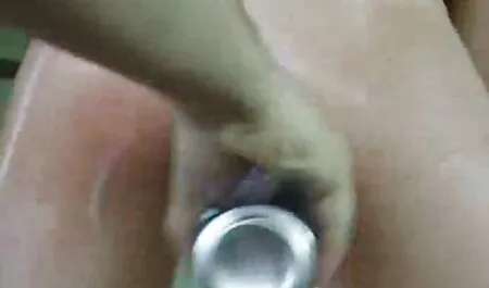 Um homem convida seu amigo jovem fudendo para ajudá-lo a preparar um jantar romântico para sua esposa, mas quando ele derramou óleo de coco no frango, ele começou a aplicar óleo de coco na bunda e os casais temperam na cozinha, esquecem de cozinhar e salsichas gordurosas e encheram sua buceta