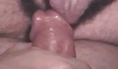 Uma jovem estrela pornô muito sabe como o exemplo do cara na cama ela só tira a calcinha para revelar sua doce buceta é todo mundo começa a mulher fudendo de quatro salivar e ele tinha recheado com um pau cheio de sua emoção