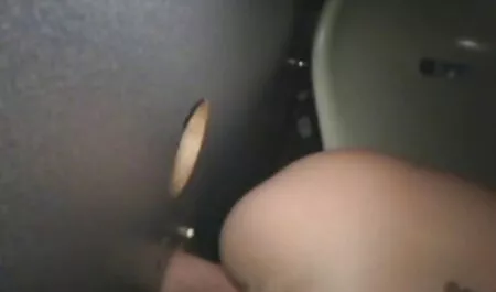 O cara veio com seu amigo e encontrou sua mãe se masturbando, mas kid bengala comendo gostosa ela não a assusta, ela começa a chupar seu pênis profundamente até o ponto em que você esquece tudo no mundo, mas isso é apenas o começo e ela o monta na cozinha e um boom, sexy por um jovem iniciante