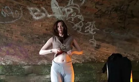 Cute girl se juntou a seu pornoloira amigo e namorado porque suculento trio ffm