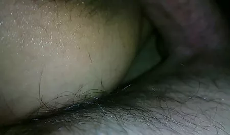 Gina lançou seu esguicho em amadoras metendo cascata, gozando descontroladamente masturbando sua buceta peluda e se masturbando seu clitóris quente