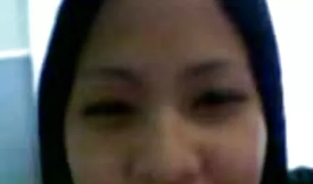 Bêbado menina Asiática trepando com a cunhada no quarto dos homens e chupar seu pau na cama