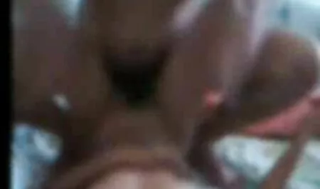 Adorável mãe fica gangbanged como puta suja tomar dois paus no cu ao mesmo gostosa do pornô tempo