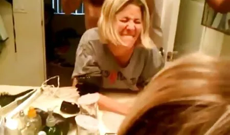 Uma jovem garota na cama e acariciando sua vagina com os dedos novinha brasileira gozando
