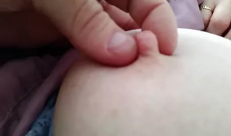 Minha coroas safadas filha ajudou o padrasto de sua amada a se vestir e tentar beijá-la como um sinal de amor