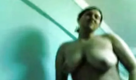 Uma jovem modelo erótico mostra seus encantos novinha dando a xoxota na câmera, e acalmando sua irmã com um vibrador