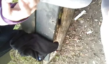 Menina magra nua se masturbando um pau com os pés fudendo safada antes de saltar sobre ela L.