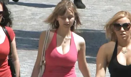 A bonita jovem menina para uma boquete para uma grande galo durante so coroas fudendo a pornô entrevista