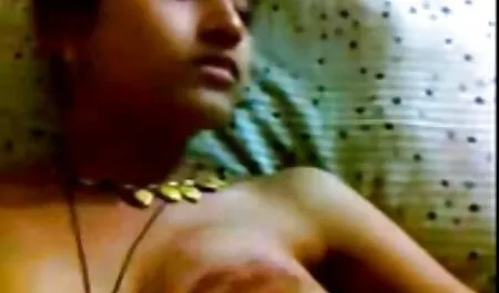 Três lésbicas videos de sexo com peitudas uso strapon para grupo foda em todos os buracos