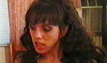 Frágil jovem morena peitudas hd é uma boa bomba com esperma quente