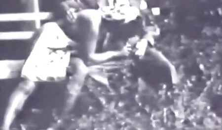 Seu sonho é Foder mais do que nunca mulher dando o cu e encontrar um homem que a fode, enfiando o Forte dela de lado na bunda e depois do sexo bombeia porra para ela