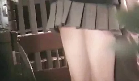 A mãe sexy estava extremamente irritada com a música clássica fudendo a prima e o fato de que há um plug anal em sua bunda que ela queria expressar muito com seu filho, que apreciava a lingerie sexy dela e esfaqueia seu pênis no ânus da puta