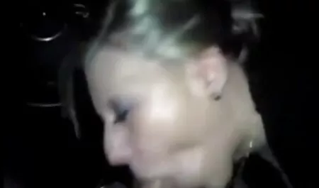 Depois de ver os anúncios com uma mulher negra peituda, o cara novamente decidiu chamá-la e quando ela chegou ao lugar onde ela não está muito alegre com as pétalas de rosa espalhadas por todo o quarto do hotel, acima de tudo, ela está mulher gostosa xxx satisfeita com o projeto afiado, então ela começou a dar-lhe sucção e quando ela mostra a mulher.