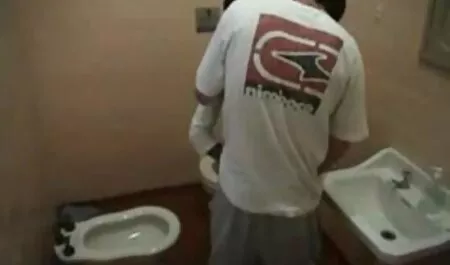 Sexo POV quente com um mulato quente e vidiopono escaldante com seios naturais e raspado apertado L.