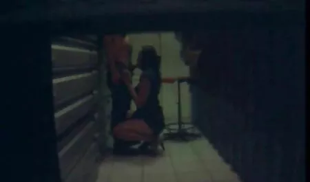 Jovem sexy flertando descontroladamente transando vídeo pornô com novinha com um Parceiro na cama