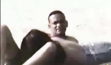 Menina morena abertamente fumando herói hakhalya na pornô das loiras rua de Inverno