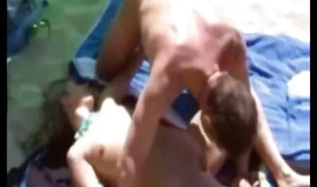Os jovens convidados a beber xícaras de chá, então o xvídeos pornô transando mesmo cara na cama fode o homem selvagem