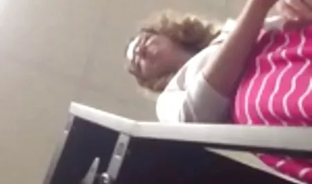 Peituda maduro pornô estrela irmã dela amante em a cama de rosa petals mulheres coroas transando