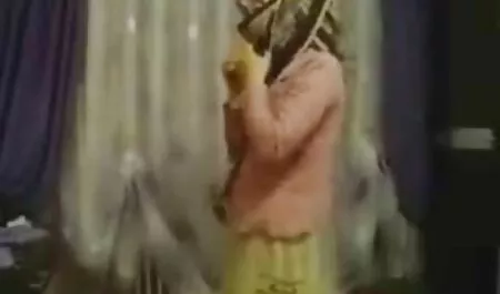 Andar na montanha interessante que os peitos sexy mãe dela com um de seus companheiros e encaminhou-o para uma pedra onde ela arranjou uma exibição tira e subir rabudas metendo no pau saindo dele