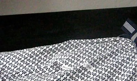As meninas sabem como relaxar após a academia com seu treinador, o ponto é que ele tem alguns espasmos de fato e está negras trepando feliz em fazer sexo com ele, e ele é um amante da inteligência e sabe como agradar as mulheres acariciando seus seios e sua buceta descuidada.