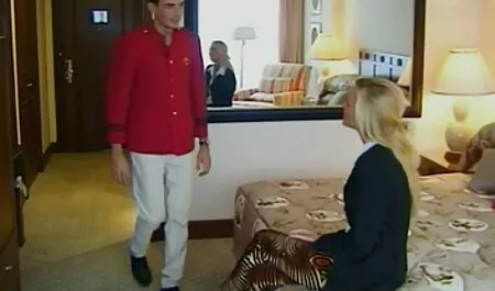 Elite, bunda grande, e seu amante de olhos azuis com fudendo a novinha brasileira arbustos em vermelho é profunda e dura Foda anal