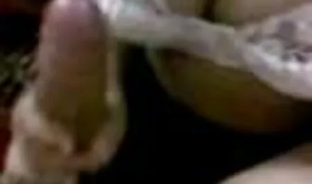 Jovem modelo pornô sexo pornô com mulher brasileira com uma pessoa na cama em diferentes posições