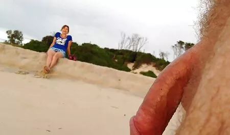 Leite. Em lingerie sexy analgostoso revelando o gigante Zu em público