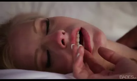 Bela Árabe casado loira dando de quatro não pode conter seu desejo sexual