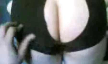 Uma cara pornô das morenas landares uma jovem menina com pequeno tits em a sauna