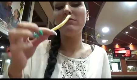 Uma jovem homem chupando bucetinha leva seu orgasmo vaginal, em vez de trabalhar o