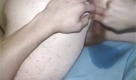 Logo após seu frango sentado para acariciar sua buceta ansiando por seu pênis, sua sogra invadiu o quarto com seu filho e um pedido mulheres peladas lésbicas estranho é ensinar-lhe todos os truques na cama que ela conhecia, esse gato ainda não tem pau e ela se ofereceu para você sob o comentário da mãe e da filha.