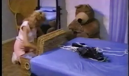 Ela acenou para o cara da janela e ele em decolar bonito vestido dela e banhar seios jovens com beijos, em seguida, cadela chupa a ereção fudendo a sogra gostosa do pênis dele e torná-lo câncer