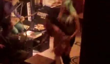 No quarto para controlar a raiva, uma prostituta, mama, encontrar um cara tímido em pé e quando ela usou varas batendo em um só novinha transando gravador de idade, ela pensou que pode uma pessoa lidar com a raiva, como um sexo, apaixonado e difícil, então ela fez e uma pimenta feliz tinha preso na buceta de um homem.