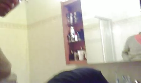 Stud Rocco não se sente cansado batendo a morena dando pra dois puta gemendo