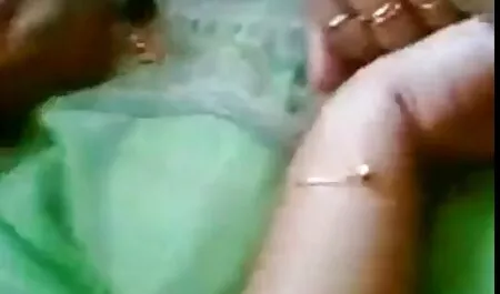 Jovem Latina chupa o pênis sexo gostoso entre lesbicas de seu amado filho depois da Faculdade