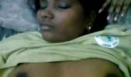 Mulher madura buceta mulher gostosa gozando afundou profundamente na cama em um falso