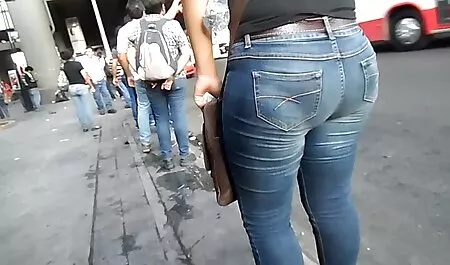 A bunda grande xxx buceta de uma jovem morena é linda acariciando com um vibrador