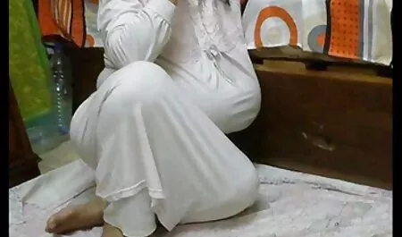 Menina provocando seu bucetudas hd namorado com uma bunda sexy em calcinha branca e sugeriu desenvolver anal por ela por um plug em um momento posterior ela pode enfiar grandes galos nela e foder duro