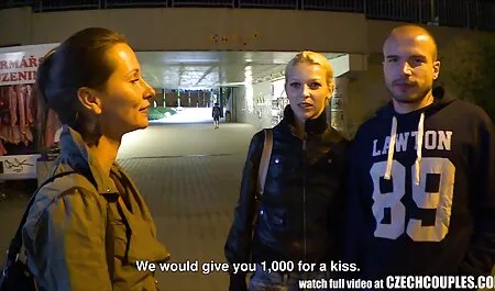 Adriana Chechik tem homem chupando buceta da mulher o mesmo de seus amigos em um clube europeu para agradar o cara local com o buraco dela, e seu golpe no ânus deles na pose 69 e os cães acariciam o clitóris dos outros