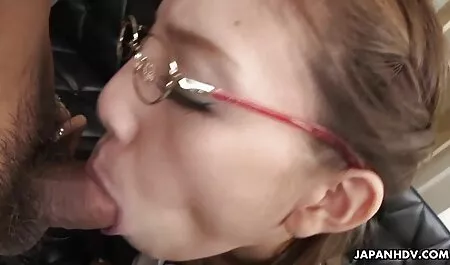 Seu cabelo, o mesmo vermelho que gosta de tomar banho, a água flui através do corpo quente e seus filhotes se ajoelham na frente dele para montar a euforia dele, então ele se inclinou incesto novinhas e enfiou a cauda dele, na virilha, desleixado para fazer amor com ele de uma maneira bonita