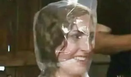 A bela empregada fode e cara jovem, ficando sozinho com ela, começou a assediar e cadela não tenha medo de fazer amor com cozinha porno você Jovem Mestre dela, especialmente para ele pode satisfazer qualquer buceta em tudo.