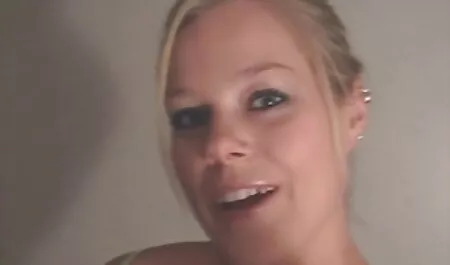 A fruta proibida é sempre doce e ela sabe muito bem, então, para foder com o Pau grande de seu padrasto, ela tem que esperar até o anoitecer, e mesmo assim fudendo novinha gostosa ela experimentará a plenitude dela na buceta dela.