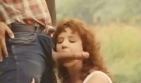 Suculento russo Pinto está animado trepando com duas e massagem sua buceta de sua lingerie sexy