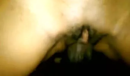 Um cara que tem uma barba, bigode, balançando em uma cadeira de balanço, pedindo uma safadas caseiras menina tem seios naturais dar-lhe um boquete e depois de chupá-lo, encolhê-lo na Bunda