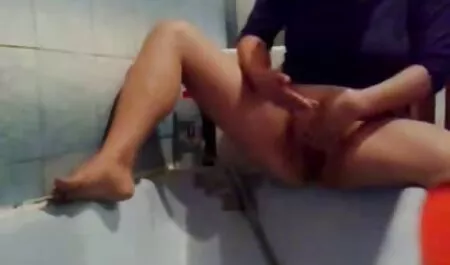 Menina nua mostra close-up na câmera, trepando com força buceta suculenta e clitóris no orgasmo