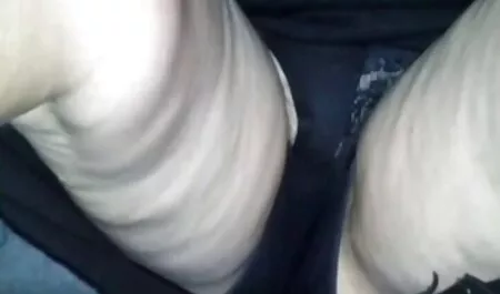 A pele quente queima obedientemente, segurando um videos novinhas sexo grande martelo na boca de peixe, Preto, rosa
