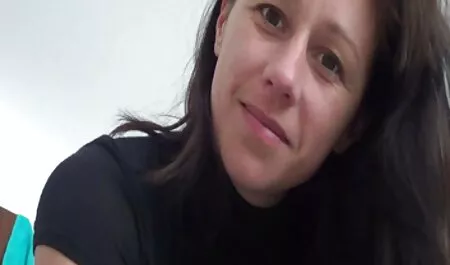 Agente falso estendeu as pernas de uma menina e enfiou-o em seu L. em um elenco de seexo gostoso 1 pessoa