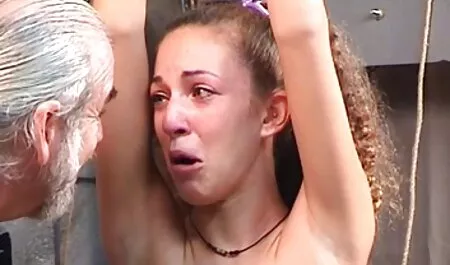 Bela L. Um jovem modelo negra metendo gostoso pornô é capaz de desfrutar de um ralador ganancioso com um vibrador
