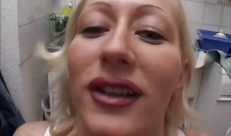Menina anã bucetuda sorridente, erosão, fode seu melhor amigo