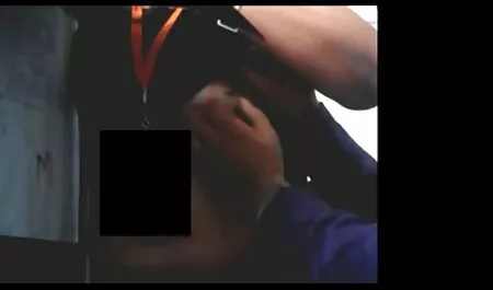 Uma garota faz uma tira e casal trepando gostoso coloca um vibrador na buceta dela